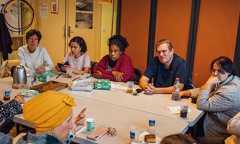 Les membres du groupe du Secours catholique se réunissent une fois par semaine pour s’entraider dans les démarches administratives