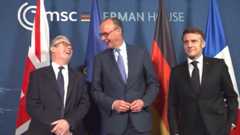 Quand l’axe anglo-germanique oublie Paris : Macron dédaigné lorsqu'il tente de s'immiscer dans un dialogue entre Merz et Starmer (VIDÉO)