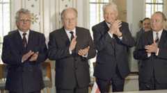 Президент Украины Леонид Кравчук, председатель Верховного Совета Белоруссии Станислав Шушкевич и Президент России Борис Ельцин после подписания Соглашения о создании СНГ в Беловежской пуще.