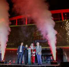 Prefeito Eduardo Pimentel com a primeira-dama Paula Mocellin, e o vice-governador Darci Piana, abre o Natal 2025. Curitiba, 24/11/2025. Foto: Pedro Ribas/SECOM