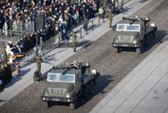 Vabaduse väljakul toimuval paraadil pealtvaatajatest kaks liikursuurtükk CAESAR´it möödumas.