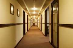 Из всех апартаментов в гостинице сделан выход в коридор (места общего пользования)