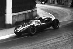 Jack Brabham pushes his Cooper T51-Climax into 1st place.