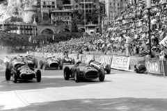 The race starts, with Stirling Moss, number 30 Cooper T51-Climax, and Jean Behra, number 46 Ferrari Dino 246, Tony Brooks in number 50 Ferrari Dino 246, Jo Bonnier, number 18 BRM P25, Phil Hill in number 48 Ferrari Dino 246, and Jack Brabham, number 24 Cooper T51-Climax.