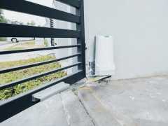 Portail battant motorise