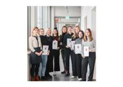 Ministerialdirektorin Katharina Heil posiert mit Absolventinnen des Mary-Sommerville-Programms