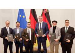 Ministerpräsident Alexander Schweitzer und Gesundheitsminister Clemens Hoch präsentieren mit Vertretern der vier Islamverbänden den neuen Vertrag.