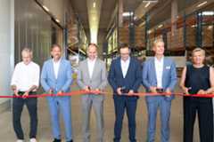 Gemeinsam mit Vertreterinnen und Vertretern aus Andernach schneidet Gesundheitsminister Clemens Hoch das rote Band zur Eröffnung des neuen Materiallagers durch.