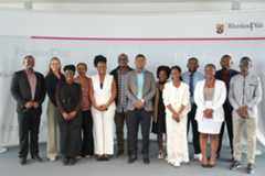 Eine Gruppe von jungen Studierenden aus Ruanda posiert am Ministerium für Wissenschaft und Gesundheit.