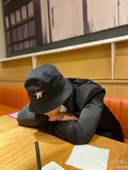 黃曉明綠洲曬近照狀態(tài)顯疲憊 吃著飯不