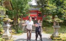 息を止めて3周回ると願いが叶う泉！？　白蛇龍神を祀る、金澤神社にてランパンプスが合格祈願！