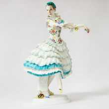 A porcelain figurine shows a man in a fine dress, dancing
