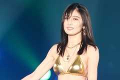 熊田曜子、ゴールドビキニで美ボディ披露　関コレで圧巻ランウェイ【動画あり】