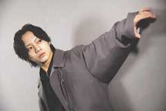 佐藤流司の目指す役者像「誰かがスリルを求めたいときに思いつく存在でありたい」