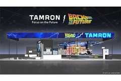 CP+2026、タムロンブースにデロリアン登場！　「バック・トゥ・ザ・フューチャー」とコラボ