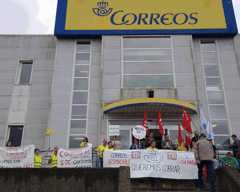 Concentraçom de trabalhadoras da limpeza enfrente de um edifício de Correos.