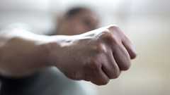 „По-добре не се прибирай, защото ще те убия“: Прокуратурата обвини мъж за побой над майка му и дъщеря му