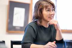 インタビューに答える小倉由美さん。現在は天ぷら割烹「天冨久」の女将