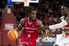 Caleb Agada trata de superar la defensa de Khalifa Diop.