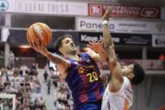 Nico Laprovittola hace una entrada a canasta.