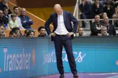 Joan Peñarroya, cabizbajo durante el partido ante el Bàsquet Girona.