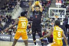 Lluis Costa busca un pase ante la defensa de Omari Moore.