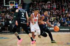 Melwin Pantzar trata de superar la defensa de Trae Bell-Haynes.