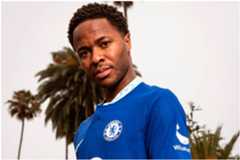 Raheem Sterling con la camiseta del Chelsea.