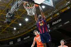 El azulgrana Mohamed Dabone, una de las sensaciones de la Liga U, se dispone a hacer un mate.