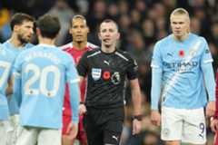 Los jugadores del Manchester City, ante el Liverpool.