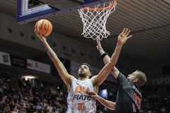 Juan Fernández intenta una penetración ante Matt Thomas.