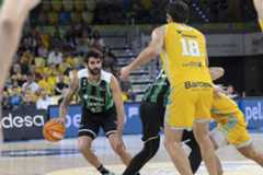 Ricky Rubio dirige un ataque del Joventut en Gran Canaria.