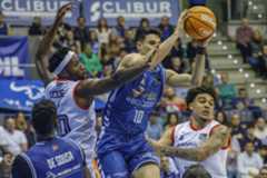 Gonzalo Corbalán ante Morris Udeze y Aaron Best.