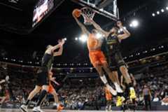 Kam Taylor trata de anotar en una entrada a canasta ante la defensa de Rokas Giedraitis.