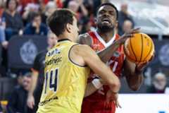 Retin Obasohan trata de superar la defensa de Mikel Sanz.