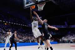 Usman Garuba trata de anotar ante la intimidación de Tryggvi Hlinason.