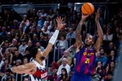 Will Clyburn lanza un triple ante la defensa de Timothe Luwawu-Cabarrot.