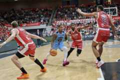 Dewayne Russell, rodeado por defensores del UCAM Murcia.