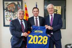 Xavi Pascual, flanqueado por el presidente Joan Laporta y Josep Cubells, directivo de la sección de baloncesto.