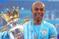 Fernandinho, posando con el trofeo de la Premier
