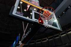 Un balón de la Liga Endesa, entrando en la canasta.