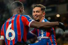 Yeremy Pino celebra su gol con Marc Guéhi.