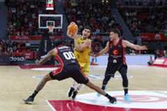 Jaime Fernández inicia una entrada a canasta entre David Robinson y Marco Spissu.