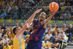 Will Clyburn entra a canasta ante la defensa de Nico Brussino.