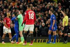 Gueye siendo expulsado tras agredir a Keane.