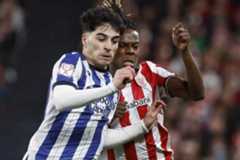 Jon Martín y Nico Williams, canteranos de la Real Sociedad y el Athletic, pelean por un balón en el derbi de Copa del Rey.