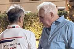 Lawrence Stroll, hablando con uno de los responsables de Honda.