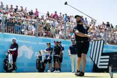 Jon Rahm (31) juega el golpe de salida en el hoyo 7