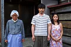 映画「愛しのアイリーン」より。左から木野花演じるツル、安田顕演じる岩男、ナッツ・シトイ演じるアイリーン。