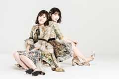 左から渡辺麻友、柏木由紀。